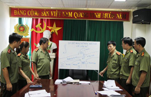 CB,CS phòng ANĐT (Công an tỉnh) triển khai phương án truy bắt đối tượng tổ chức đưa người trốn đi nước ngoài  tại xã Mông Hóa (Kỳ Sơn).